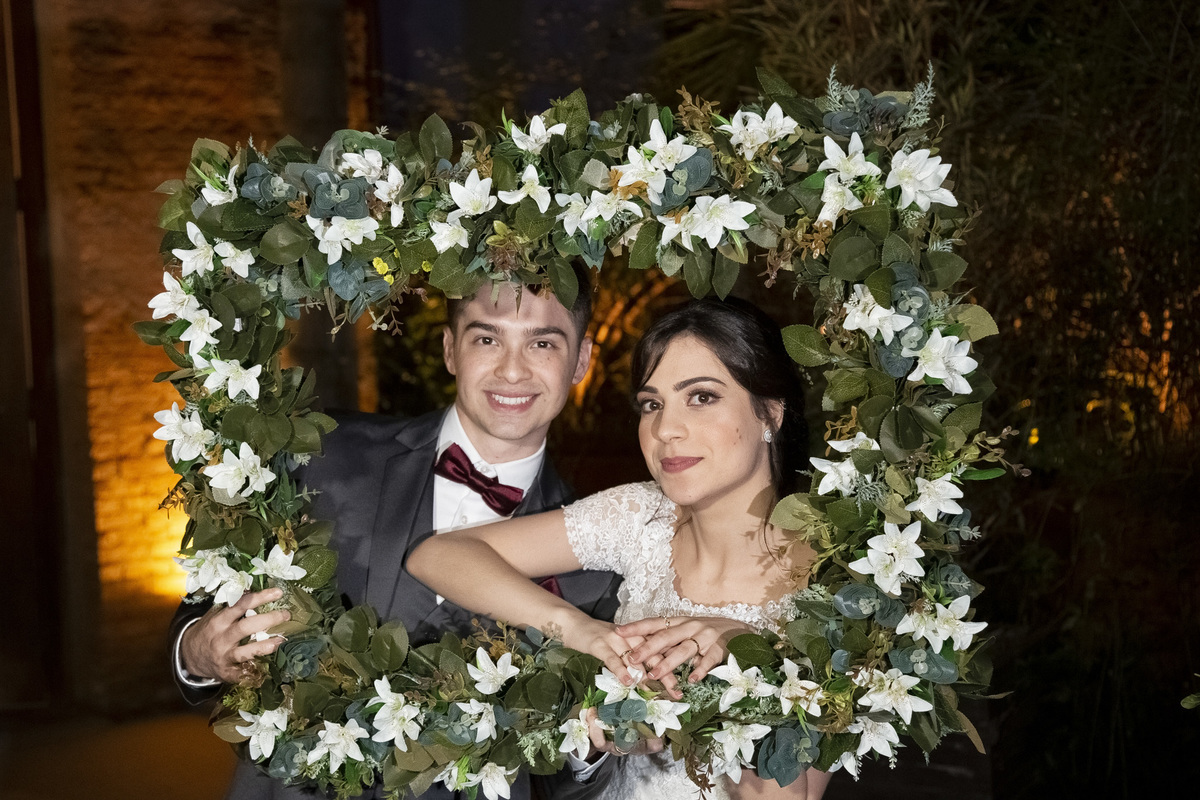 véu da noiva, festa de casamento, entrada dos noivos, corredor de padrinhos e madrinhas, noivos felizes, chácara recanto verde, casamento rustico, noiva no campo, noiva do campo, wedding, fotos romanticas de noivos, ensaio de fotos, fotos criativas