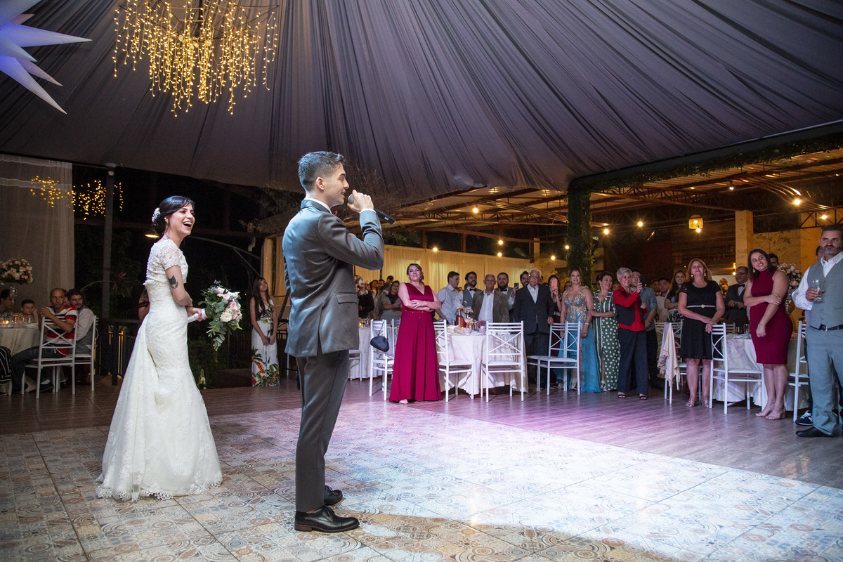 véu da noiva, festa de casamento, entrada dos noivos, corredor de padrinhos e madrinhas, noivos felizes, chácara recanto verde, casamento rustico, noiva no campo, noiva do campo, wedding, fotos romanticas de noivos, ensaio de fotos, fotos criativas