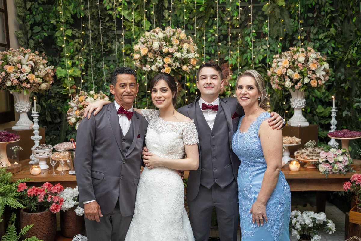 véu da noiva, festa de casamento, entrada dos noivos, corredor de padrinhos e madrinhas, noivos felizes, chácara recanto verde, casamento rustico, noiva no campo, noiva do campo, wedding, fotos romanticas de noivos, ensaio de fotos, fotos criativas