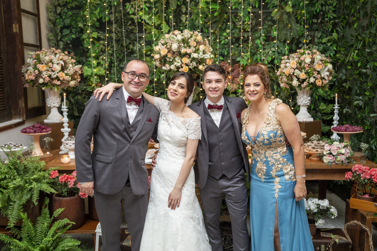 véu da noiva, festa de casamento, entrada dos noivos, corredor de padrinhos e madrinhas, noivos felizes, chácara recanto verde, casamento rustico, noiva no campo, noiva do campo, wedding, fotos romanticas de noivos, ensaio de fotos, fotos criativas