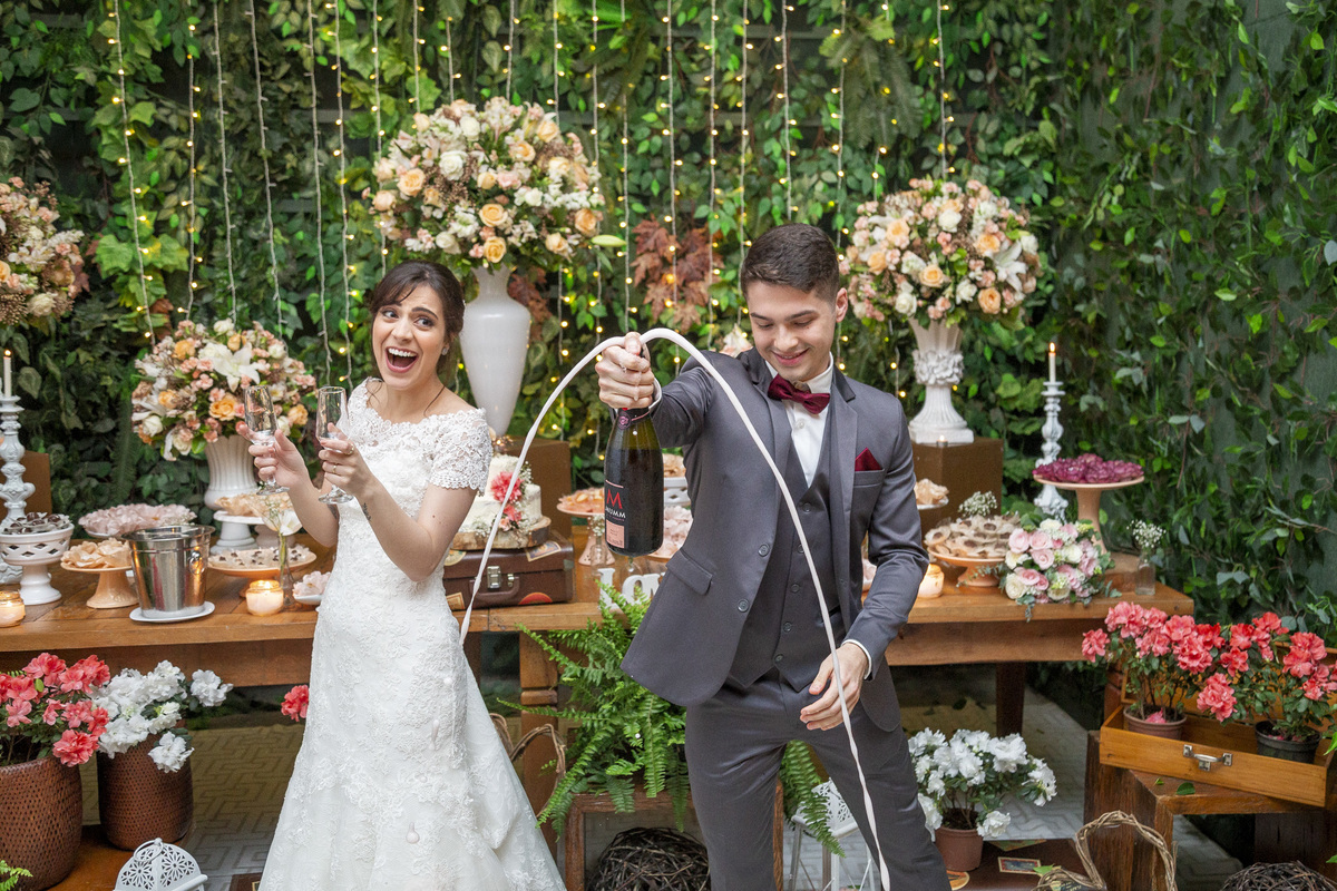 véu da noiva, festa de casamento, entrada dos noivos, corredor de padrinhos e madrinhas, noivos felizes, chácara recanto verde, casamento rustico, noiva no campo, noiva do campo, wedding, fotos romanticas de noivos, ensaio de fotos, fotos criativas