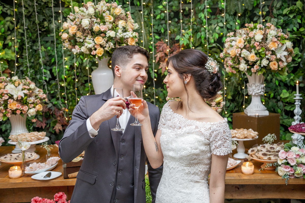 véu da noiva, festa de casamento, entrada dos noivos, corredor de padrinhos e madrinhas, noivos felizes, chácara recanto verde, casamento rustico, noiva no campo, noiva do campo, wedding, fotos romanticas de noivos, ensaio de fotos, fotos criativas