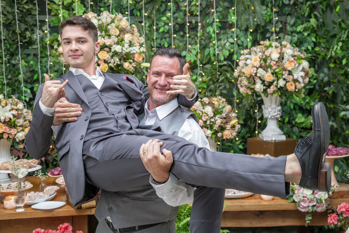 véu da noiva, festa de casamento, entrada dos noivos, corredor de padrinhos e madrinhas, noivos felizes, chácara recanto verde, casamento rustico, noiva no campo, noiva do campo, wedding, fotos romanticas de noivos, ensaio de fotos, fotos criativas