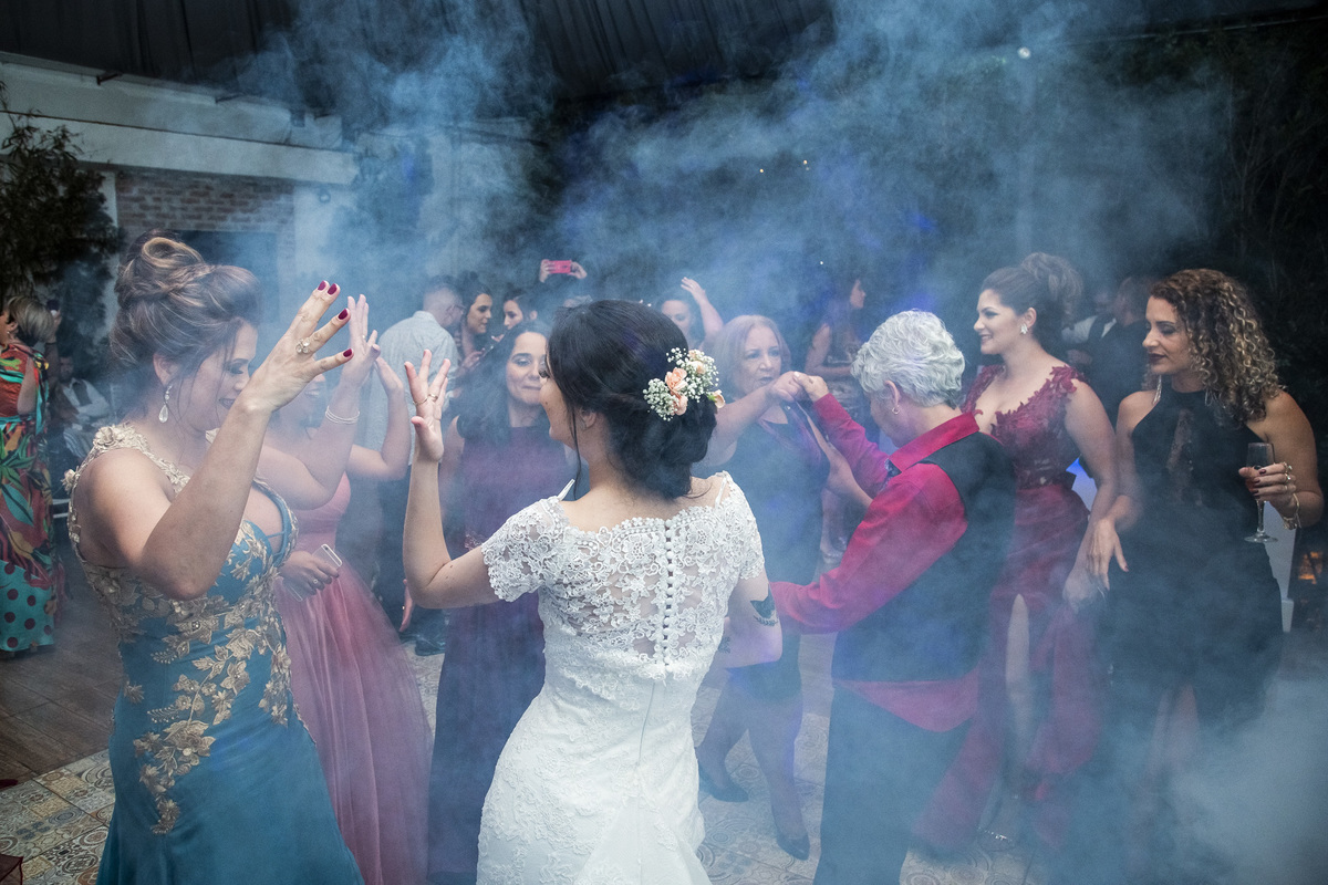 véu da noiva, festa de casamento, entrada dos noivos, corredor de padrinhos e madrinhas, noivos felizes, chácara recanto verde, casamento rustico, noiva no campo, noiva do campo, wedding, fotos romanticas de noivos, ensaio de fotos, fotos criativas