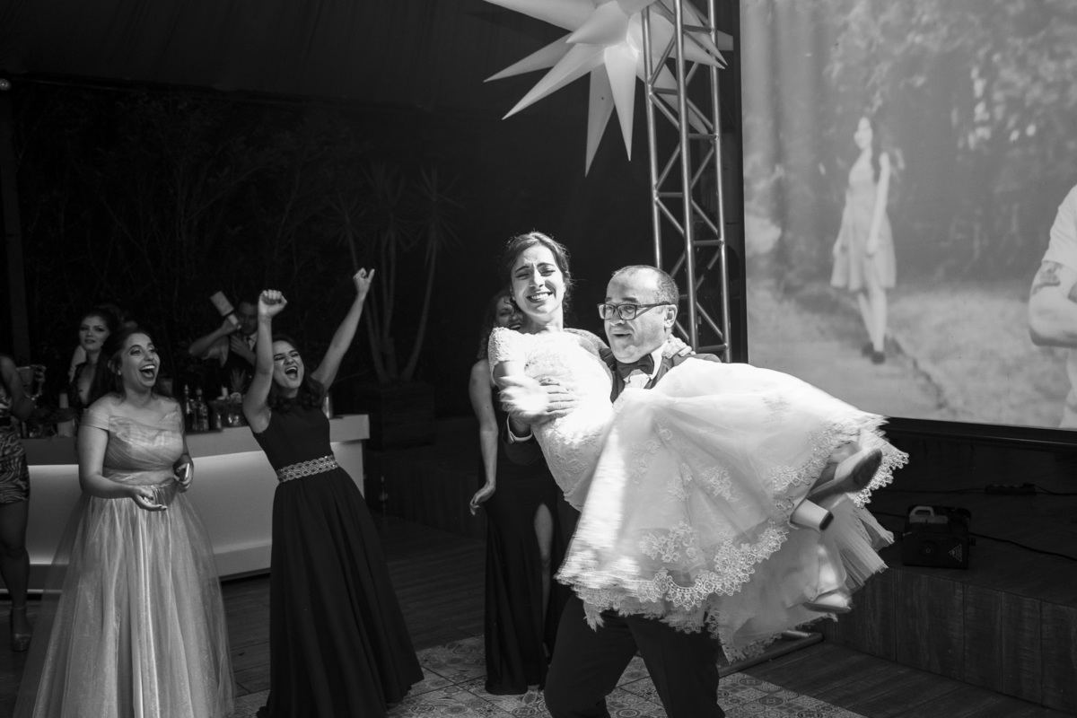 véu da noiva, festa de casamento, entrada dos noivos, corredor de padrinhos e madrinhas, noivos felizes, chácara recanto verde, casamento rustico, noiva no campo, noiva do campo, wedding, fotos romanticas de noivos, ensaio de fotos, fotos criativas