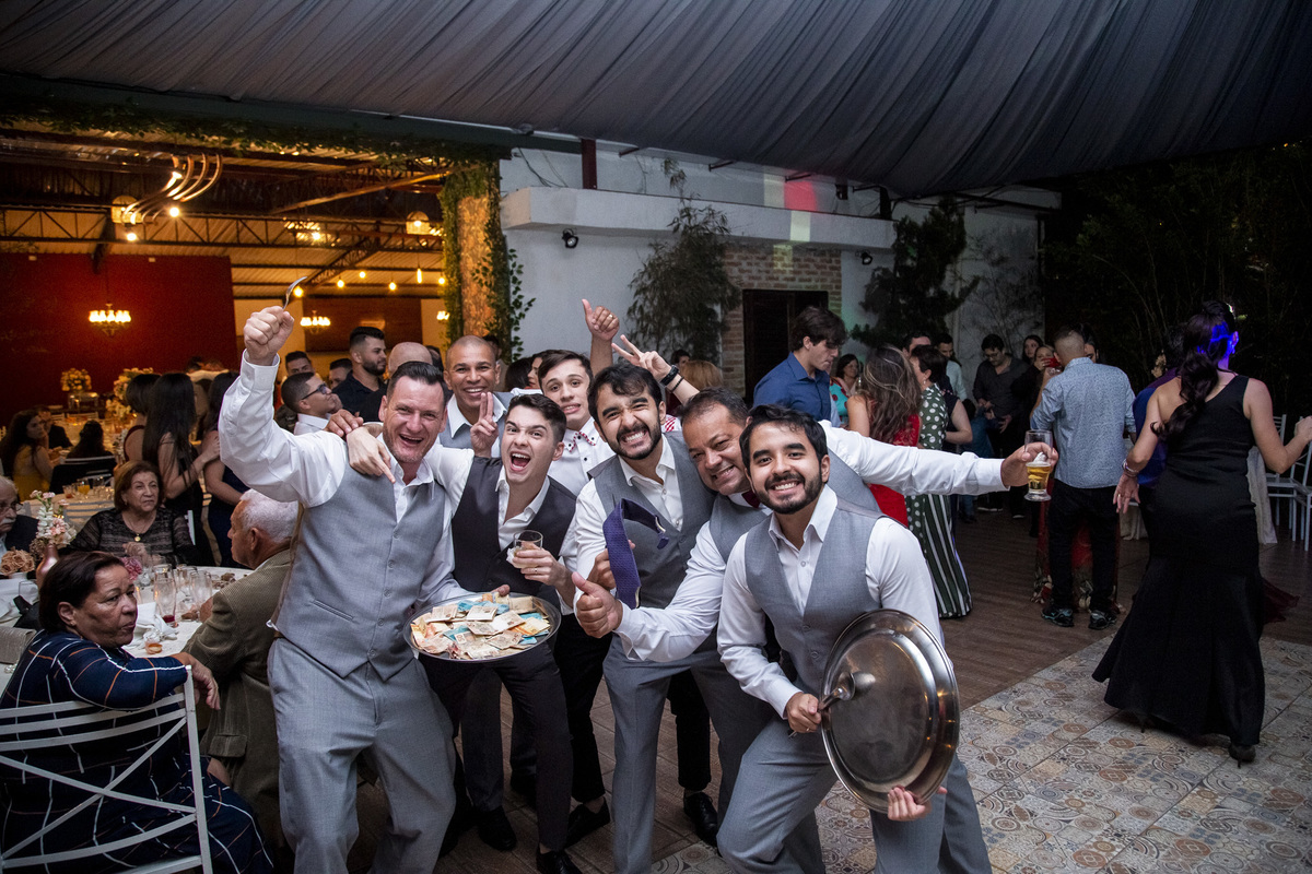 véu da noiva, festa de casamento, entrada dos noivos, corredor de padrinhos e madrinhas, noivos felizes, chácara recanto verde, casamento rustico, noiva no campo, noiva do campo, wedding, fotos romanticas de noivos, ensaio de fotos, fotos criativas