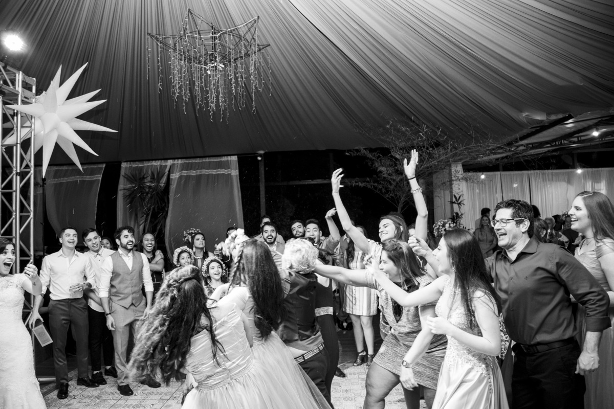véu da noiva, festa de casamento, entrada dos noivos, corredor de padrinhos e madrinhas, noivos felizes, chácara recanto verde, casamento rustico, noiva no campo, noiva do campo, wedding, fotos romanticas de noivos, ensaio de fotos, fotos criativas