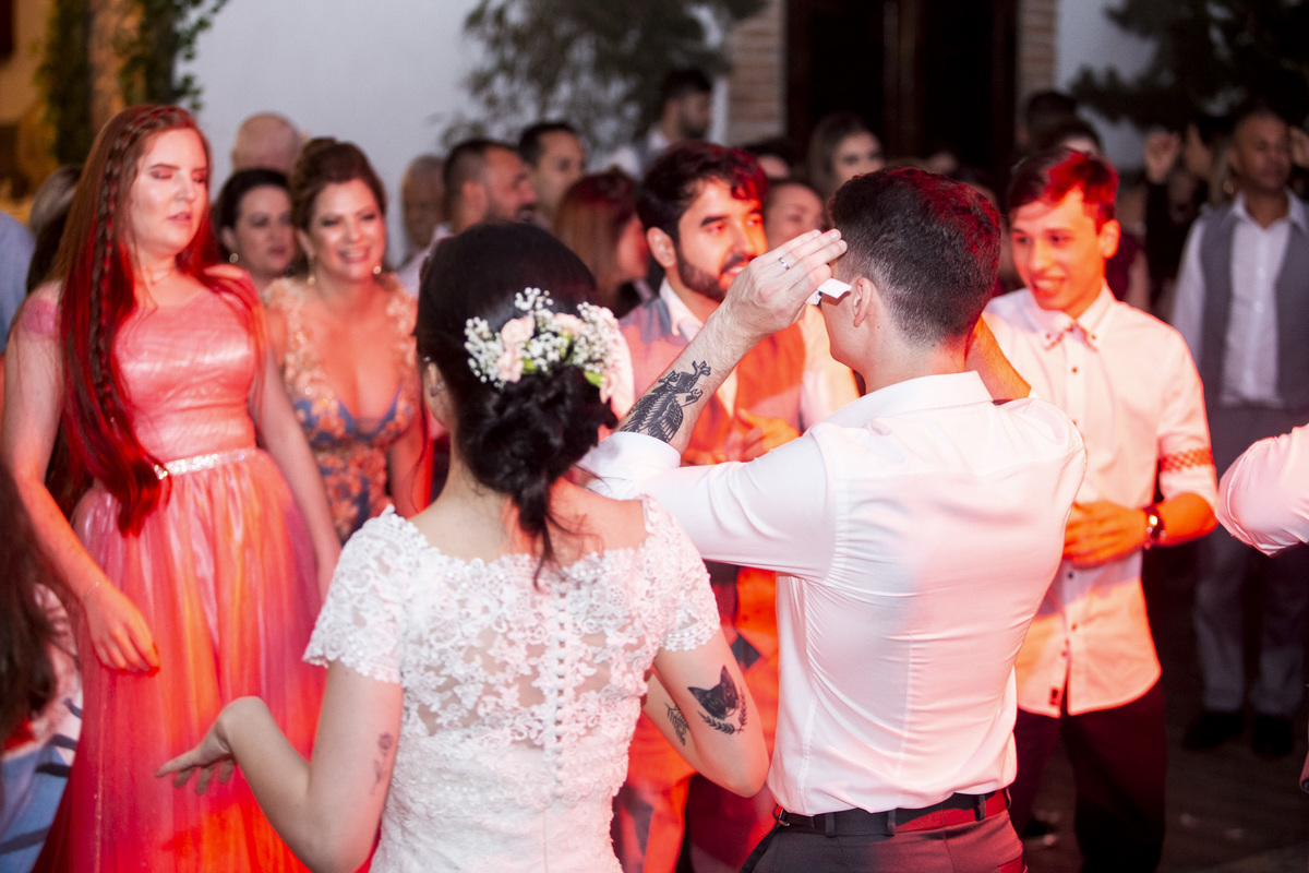 véu da noiva, festa de casamento, entrada dos noivos, corredor de padrinhos e madrinhas, noivos felizes, chácara recanto verde, casamento rustico, noiva no campo, noiva do campo, wedding, fotos romanticas de noivos, ensaio de fotos, fotos criativas