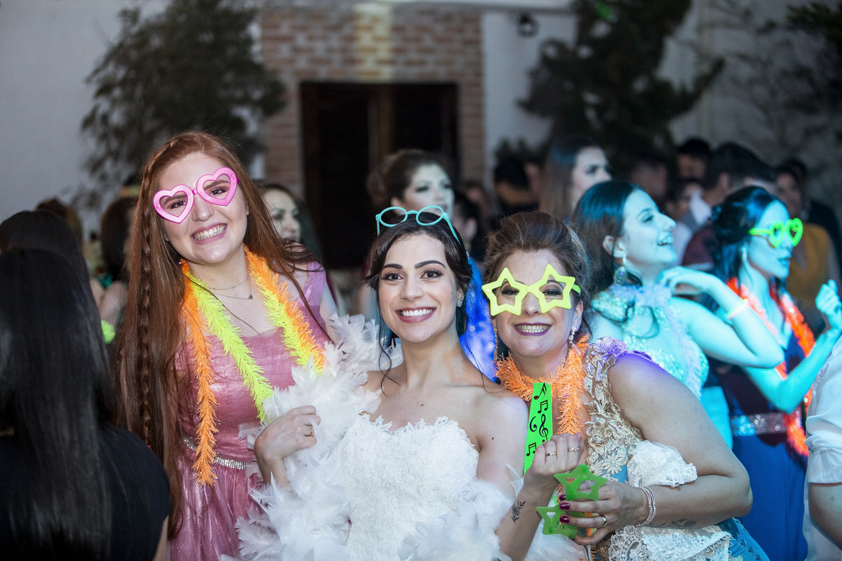 véu da noiva, festa de casamento, entrada dos noivos, corredor de padrinhos e madrinhas, noivos felizes, chácara recanto verde, casamento rustico, noiva no campo, noiva do campo, wedding, fotos romanticas de noivos, ensaio de fotos, fotos criativas
