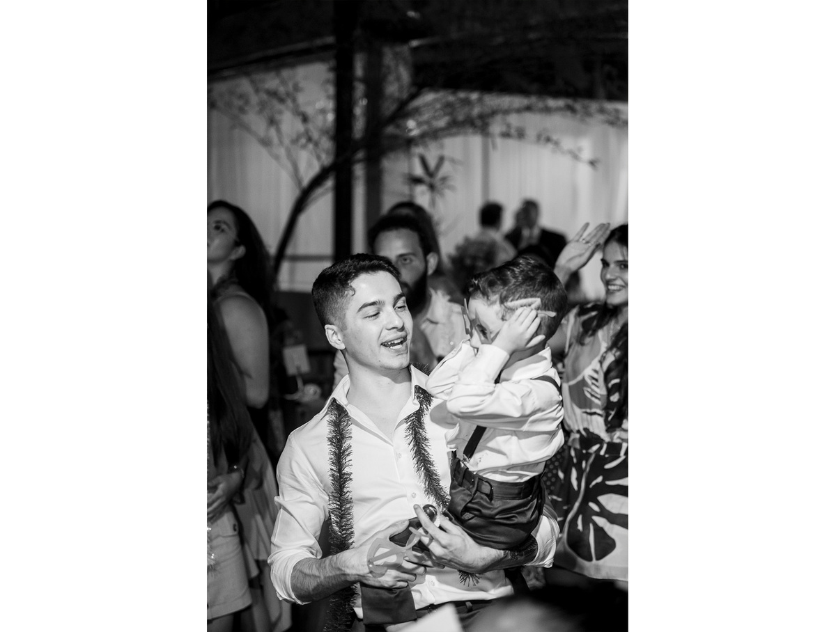 véu da noiva, festa de casamento, entrada dos noivos, corredor de padrinhos e madrinhas, noivos felizes, chácara recanto verde, casamento rustico, noiva no campo, noiva do campo, wedding, fotos romanticas de noivos, ensaio de fotos, fotos criativas