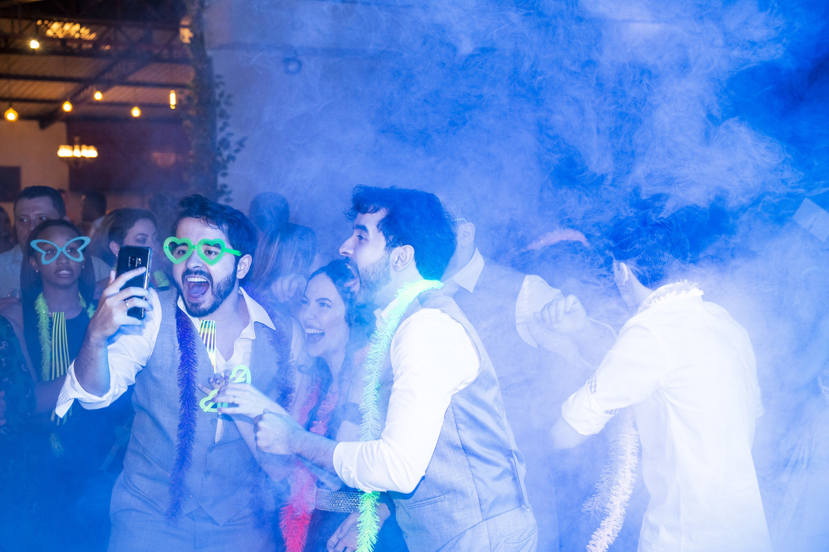 véu da noiva, festa de casamento, entrada dos noivos, corredor de padrinhos e madrinhas, noivos felizes, chácara recanto verde, casamento rustico, noiva no campo, noiva do campo, wedding, fotos romanticas de noivos, ensaio de fotos, fotos criativas