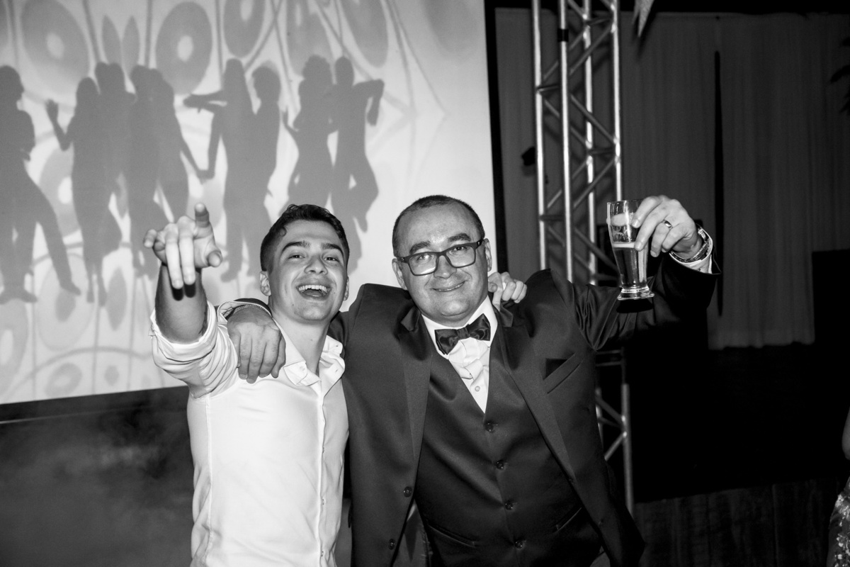 véu da noiva, festa de casamento, entrada dos noivos, corredor de padrinhos e madrinhas, noivos felizes, chácara recanto verde, casamento rustico, noiva no campo, noiva do campo, wedding, fotos romanticas de noivos, ensaio de fotos, fotos criativas