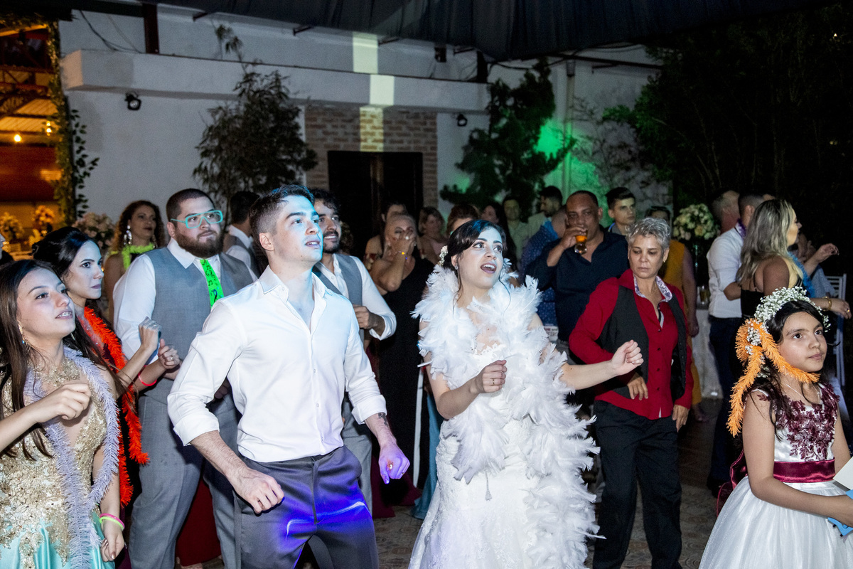 véu da noiva, festa de casamento, entrada dos noivos, corredor de padrinhos e madrinhas, noivos felizes, chácara recanto verde, casamento rustico, noiva no campo, noiva do campo, wedding, fotos romanticas de noivos, ensaio de fotos, fotos criativas