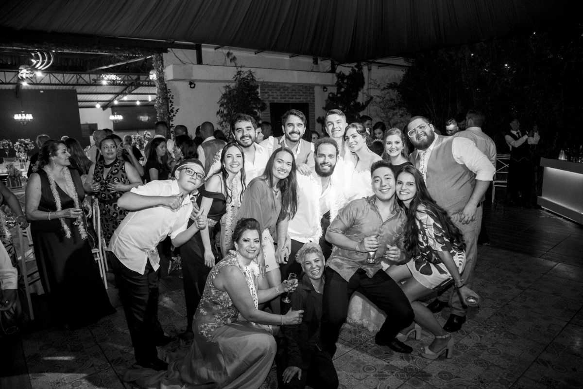 véu da noiva, festa de casamento, entrada dos noivos, corredor de padrinhos e madrinhas, noivos felizes, chácara recanto verde, casamento rustico, noiva no campo, noiva do campo, wedding, fotos romanticas de noivos, ensaio de fotos, fotos criativas