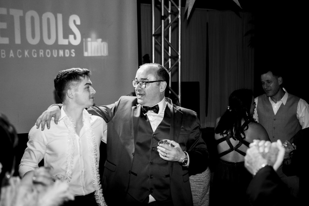 véu da noiva, festa de casamento, entrada dos noivos, corredor de padrinhos e madrinhas, noivos felizes, chácara recanto verde, casamento rustico, noiva no campo, noiva do campo, wedding, fotos romanticas de noivos, ensaio de fotos, fotos criativas