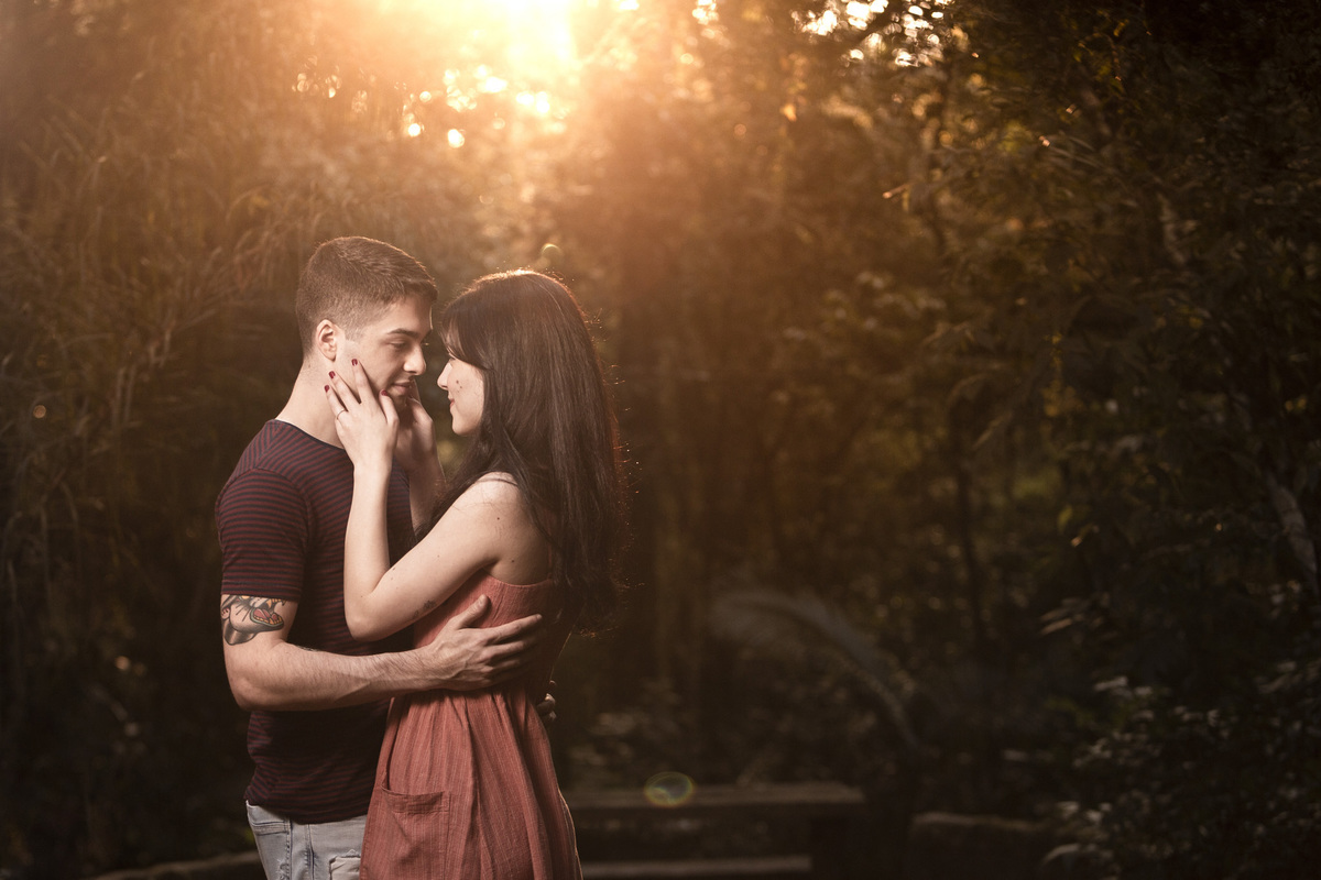 foto de casal por do sol, ensaio de fotos jardim botanico, ensaio de fotos pré casamento, pre wedding, pré-wedding, fotos denoivos, ensaio fotografico, fotografo em suzano, poá, mogi das cruzes, itaqua, fotos romanticas, escada jardim botanico