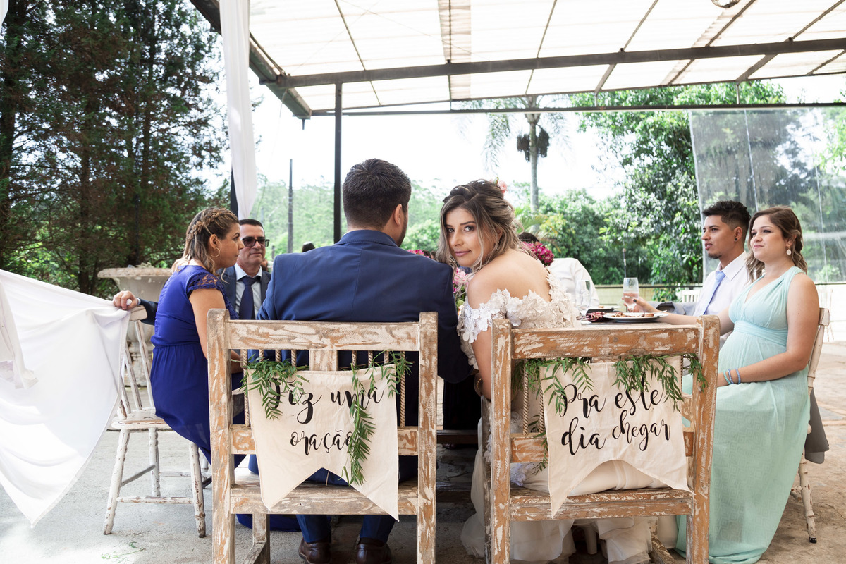 noivos sentados na cadeira, villaggio real, vilagio real, casamento