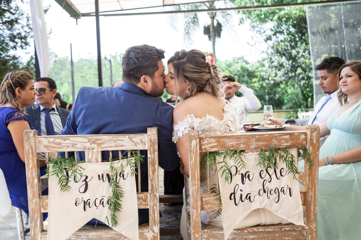 noivos sentados na cadeira, villaggio real, vilagio real, casamento