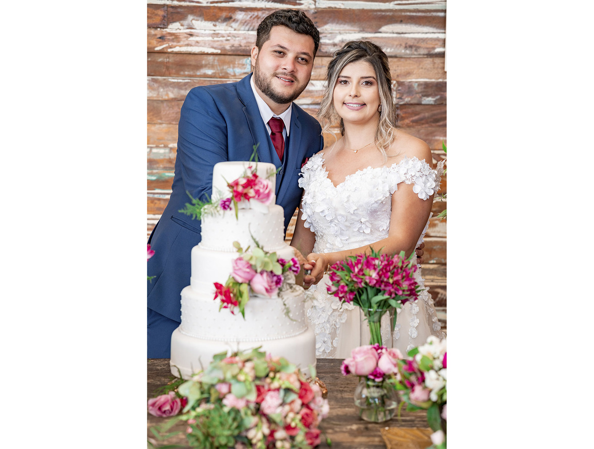 noivos cortando o bolo, noivos na mesa do bolo, casamento villaggio real, vilagio real, corte do bolo