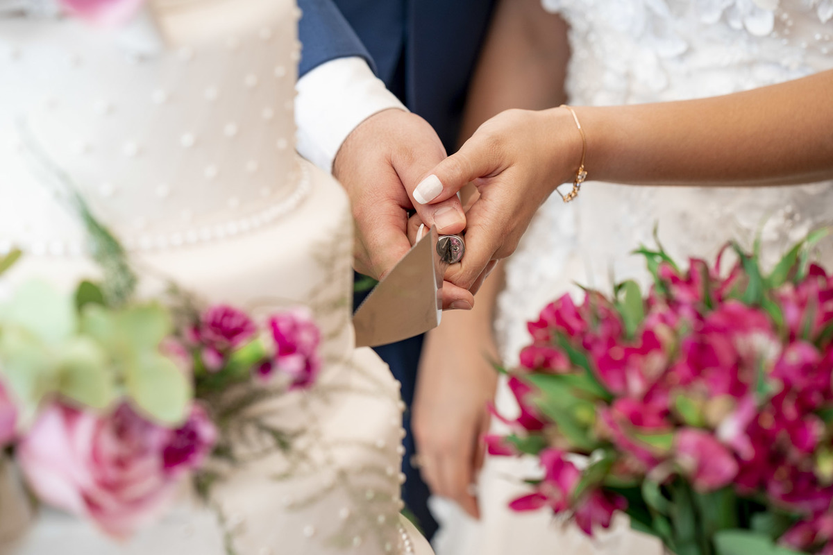 noivos cortando o bolo, noivos na mesa do bolo, casamento villaggio real, vilagio real, corte do bolo, alianças