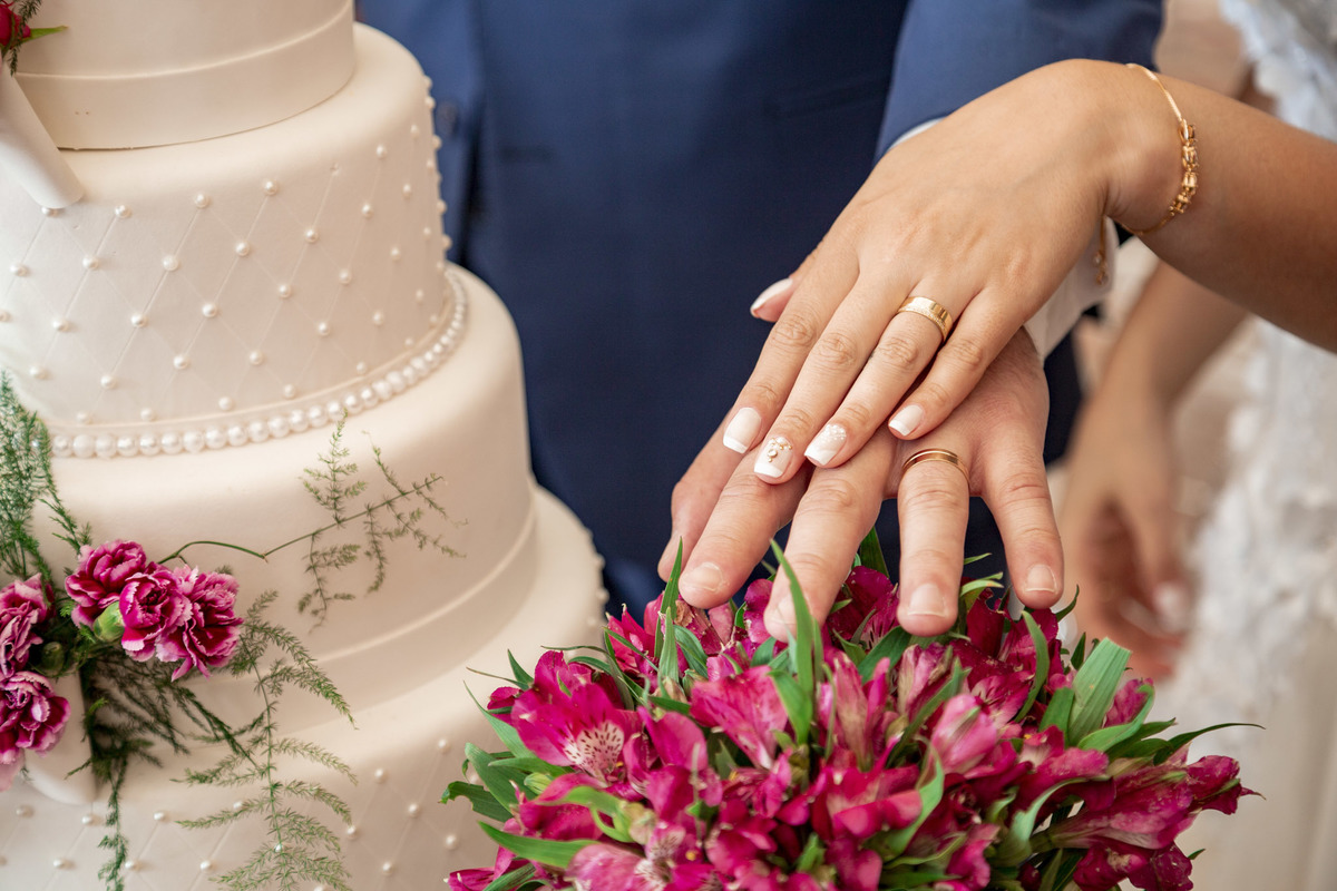 noivos cortando o bolo, noivos na mesa do bolo, casamento villaggio real, vilagio real, corte do bolo, alianças
