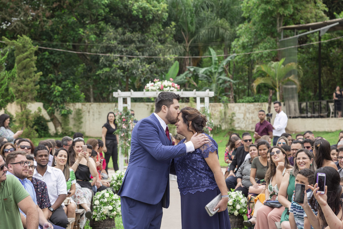 noivo beija a mãe, casamento, villaggio real, fotografo de casamento