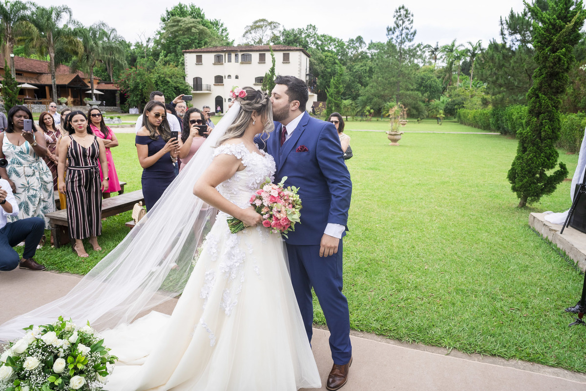 entrada da noiva, villaggio real suzano, fotografo de casamento, noivo beija a noiva