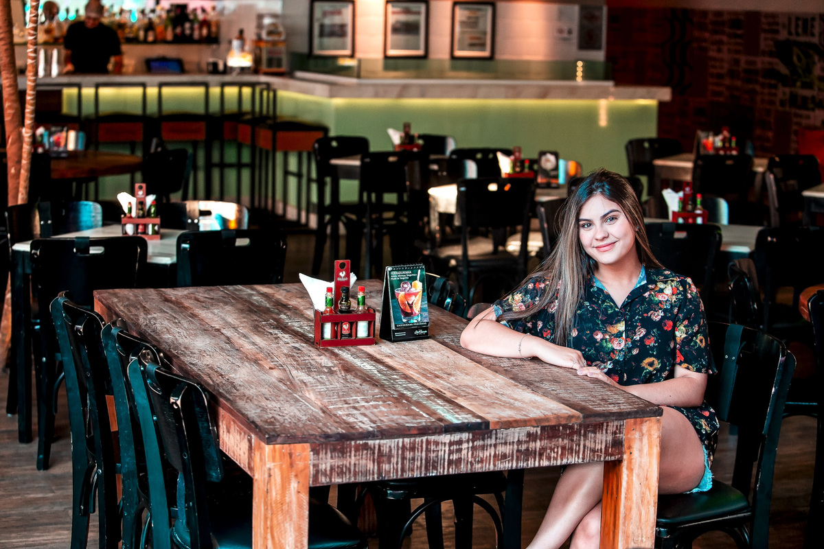 fotos em restaurante, ensaio de fotos beco do batiman, beco do batiman, fotos parede com grafite, ensaio 15 anos, fotografo em suzano, debutante, ensaio fotografico beco do batman, fotografia de 15 anos, sp