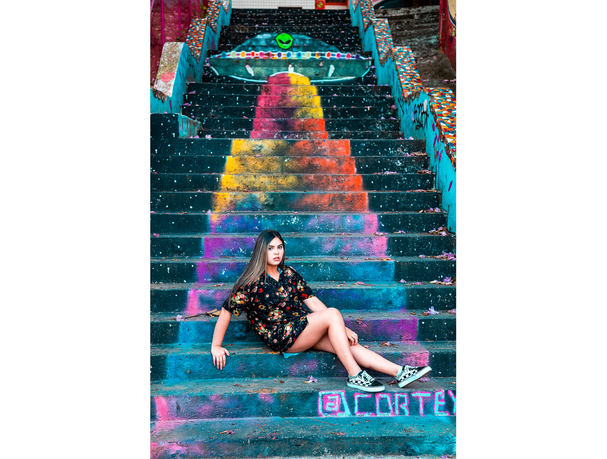 fotografo em suzano, fotos em escada, ensaio de fotos beco do batiman, beco do batiman, fotos parede com grafite, ensaio 15 anos, debutante, ensaio fotografico beco do batman, fotografia de 15 anos, sp