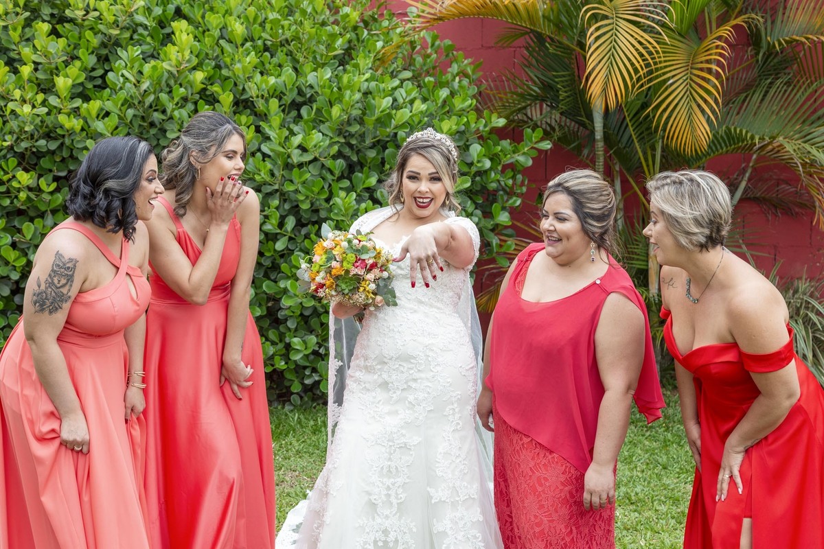ensaio de fotos com padrinhas, beijo dos noivos, cerimônia da areia, troca das alianças, 
Entrada no noiva, noiva no carro, Casamento em suzano, espaço diungaro, fotografo de casamento, fotografo em suzano, fotografia de casamento