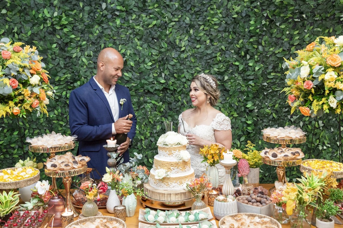 foto na mesa do bolo, véu da noiva, foto os noivos, noiva, casamento, espaço di ungaro, fotografo de casamento em suzano