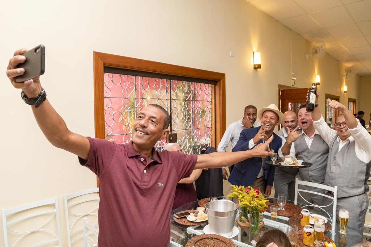 gravata do noivo, foto na mesa do bolo, véu da noiva, foto os noivos, noiva, casamento, espaço di ungaro, fotografo de casamento em suzano