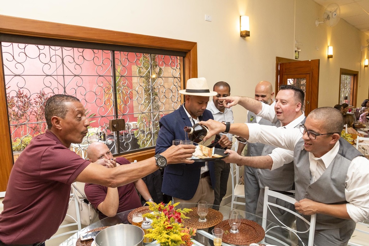 gravata do noivo, foto na mesa do bolo, véu da noiva, foto os noivos, noiva, casamento, espaço di ungaro, fotografo de casamento em suzano