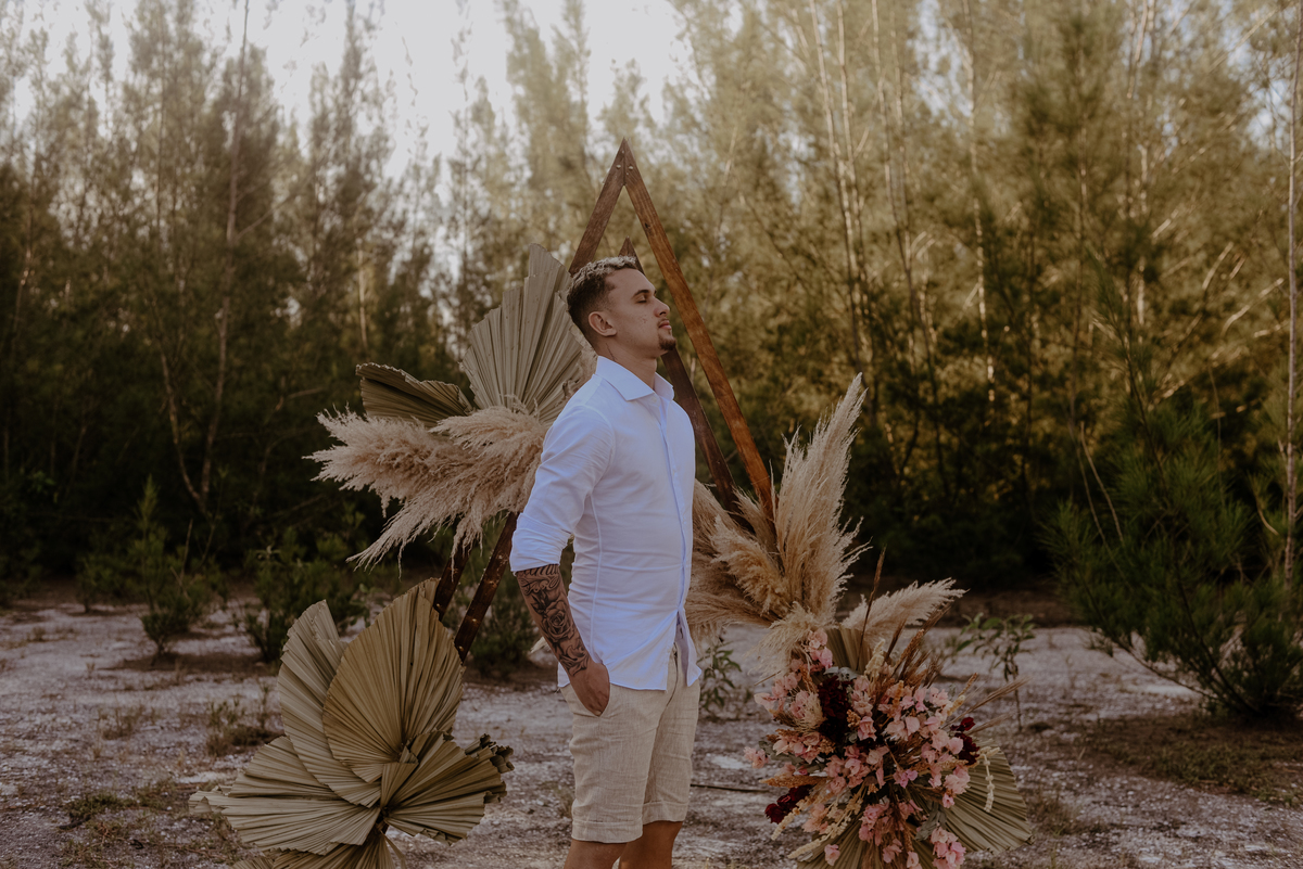 noivo-altar-elopement-arraialdocabo