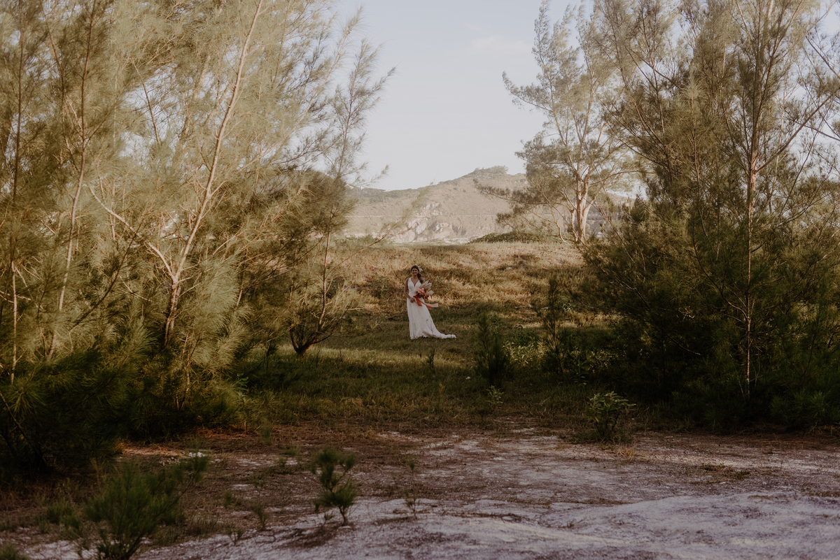 noiva-caminhan-altar-praia-arraial