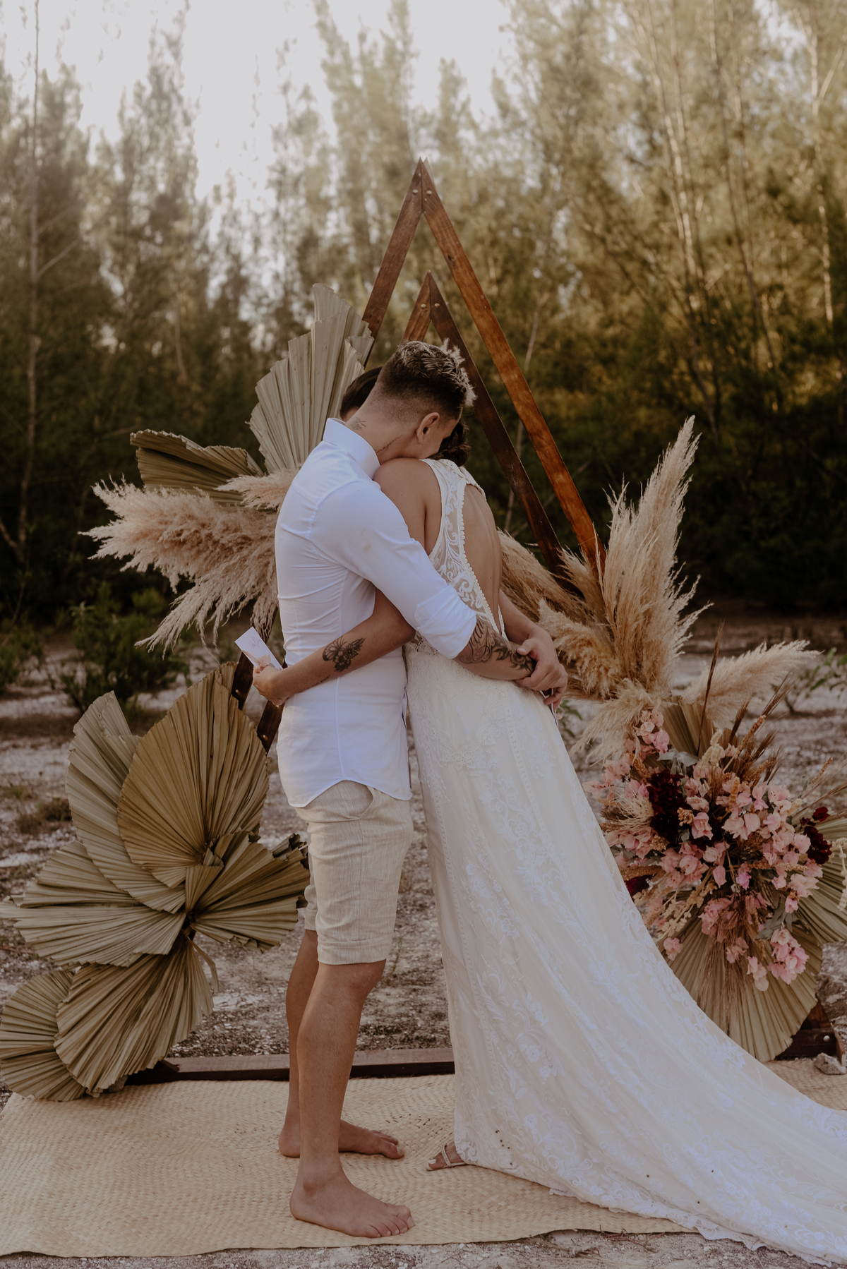 abraço-noivos-elopement-wedding