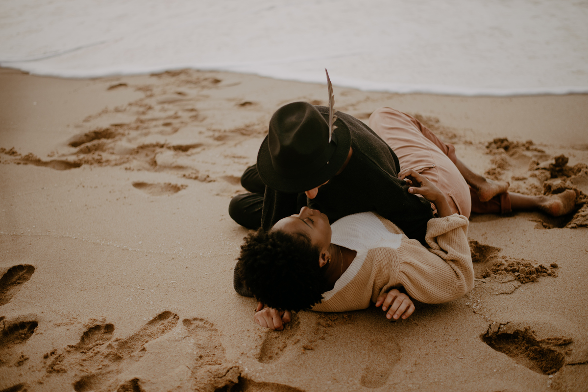 casal-deitados-praia