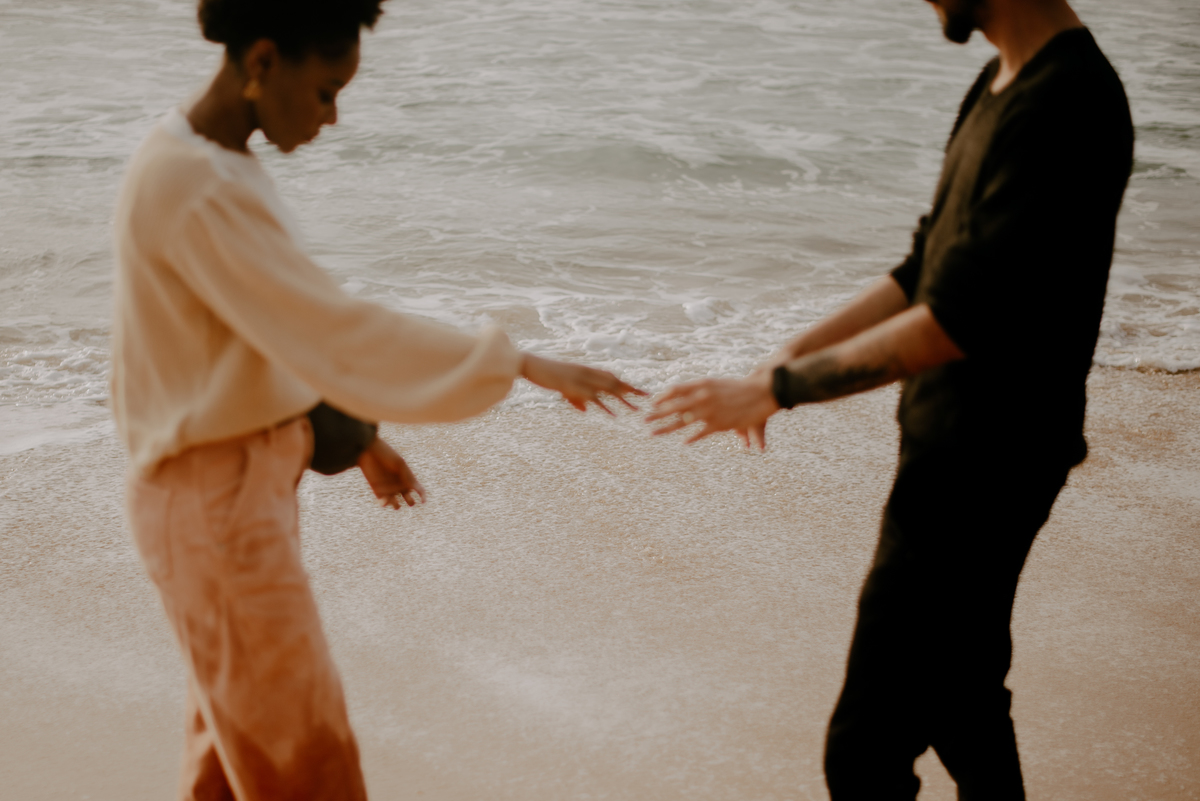 casal-desfocado-praia