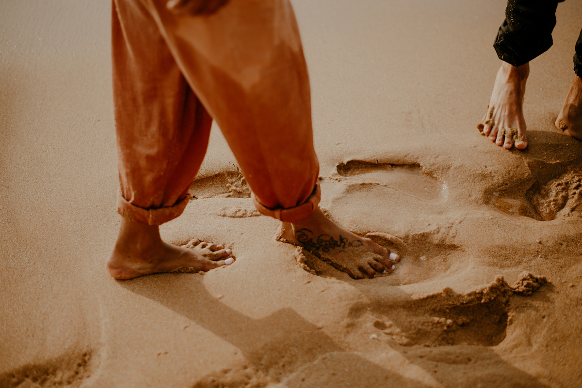 pes-na-areia-casal