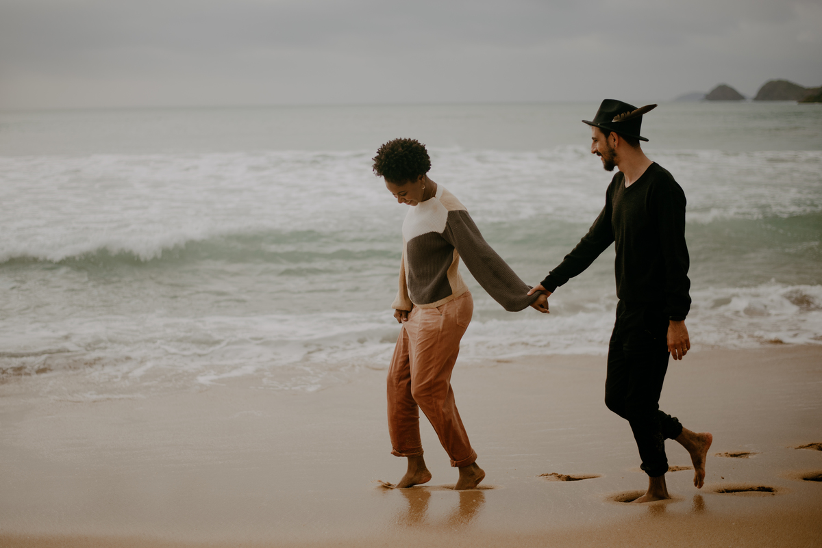 casal-andando-praia
