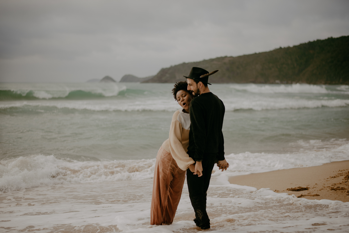 onda-molhando-casal-praia