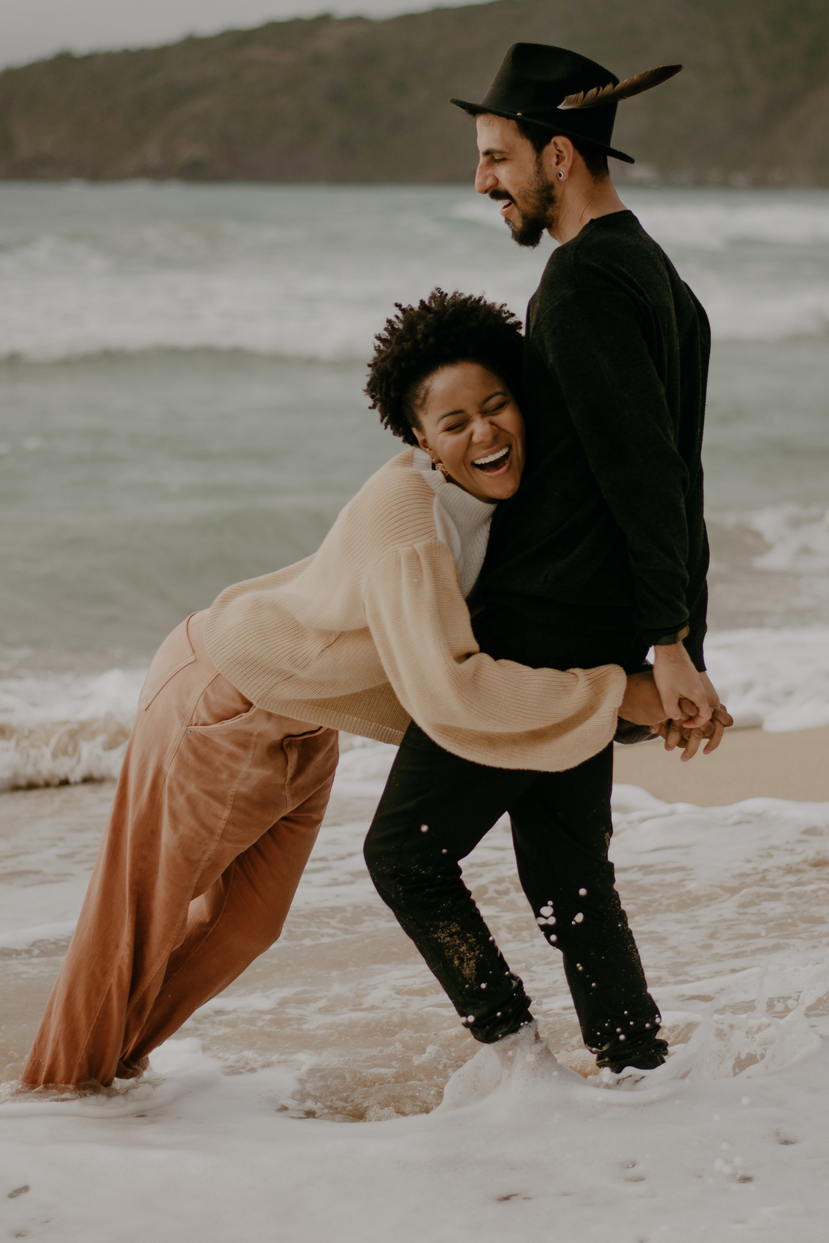 mulher-caindo-com-onda