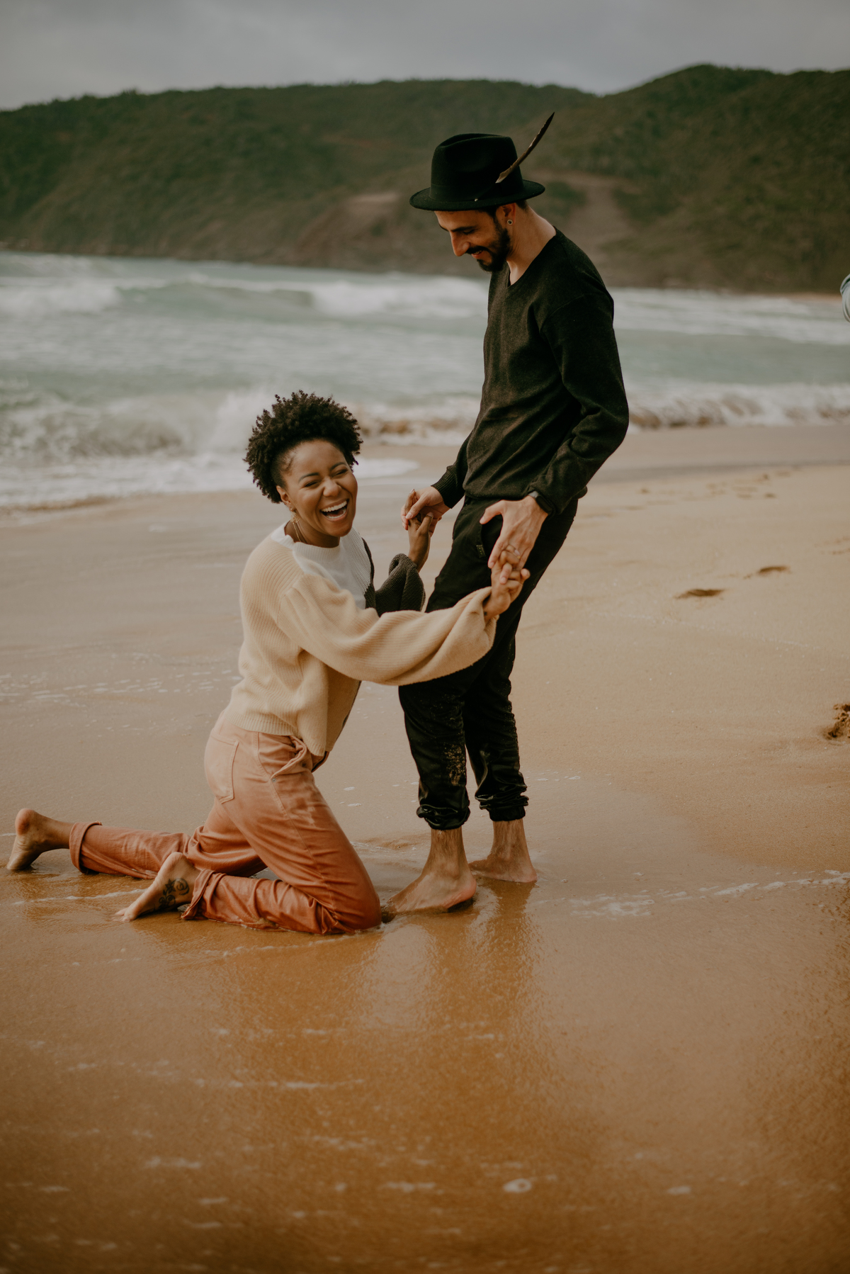 casal-sorrindo-beira-praia