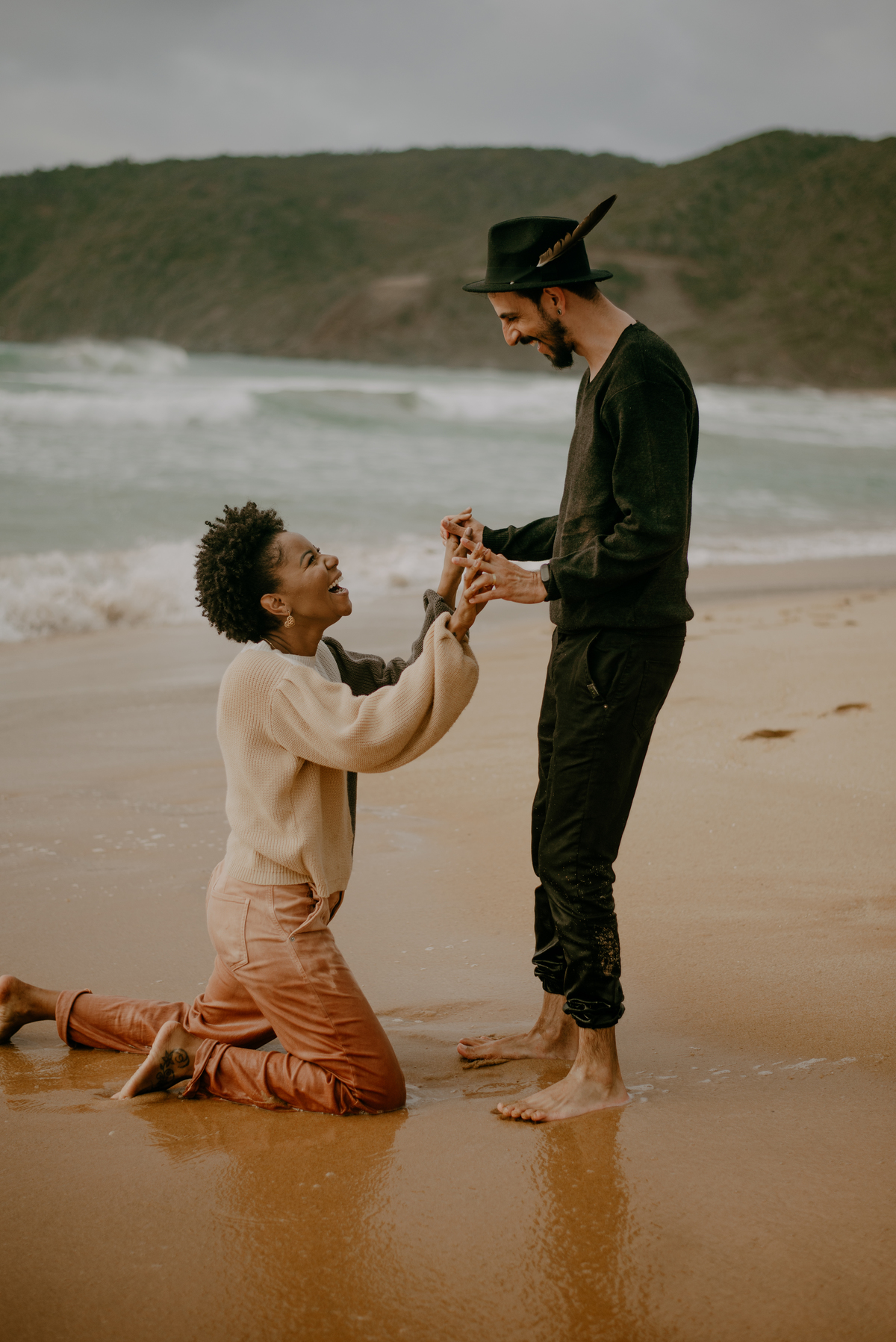 casal-sorrindo-beira-mar