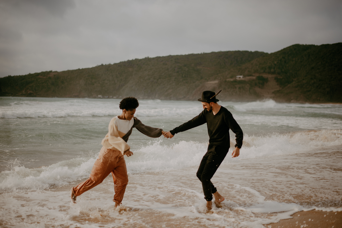 casal-brincando-com-mae