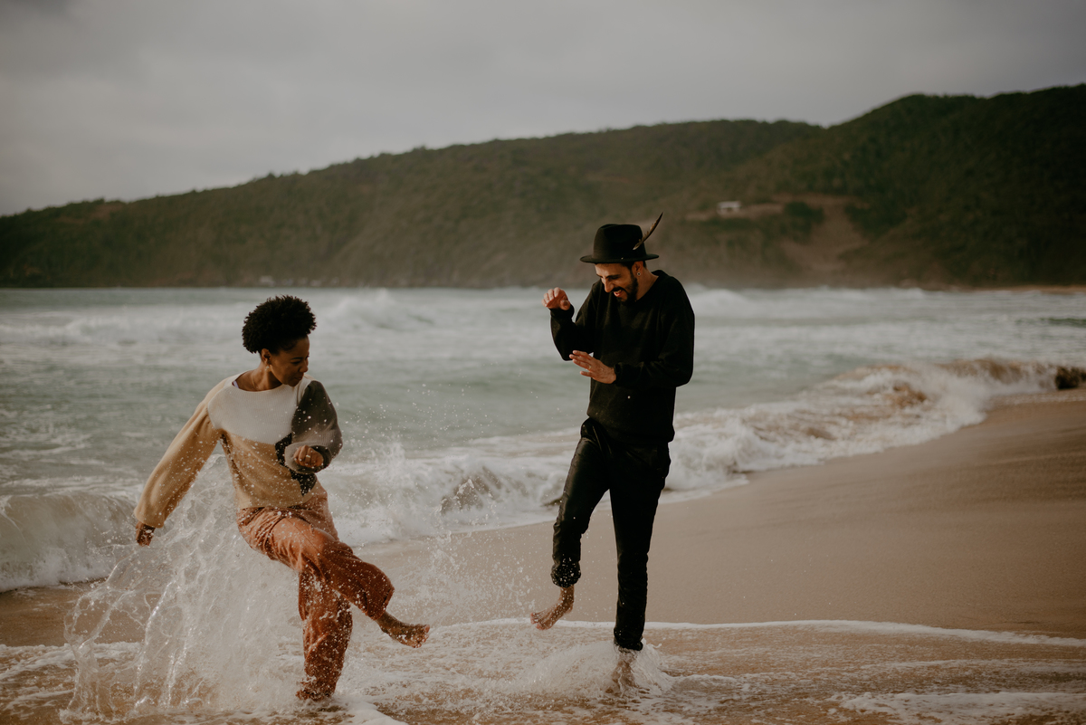 casal-jogando-agua