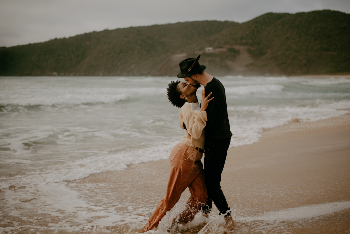 casal-se-beijando-beira-mar