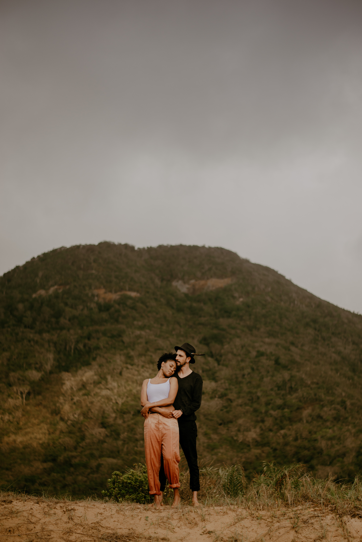 casal-contemplando-natureza