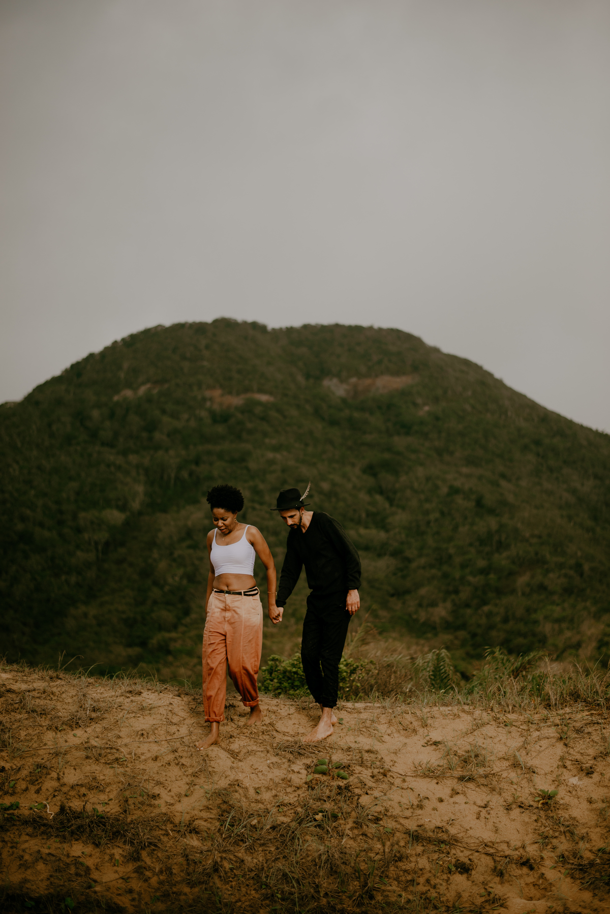 casal-descendo-montanha