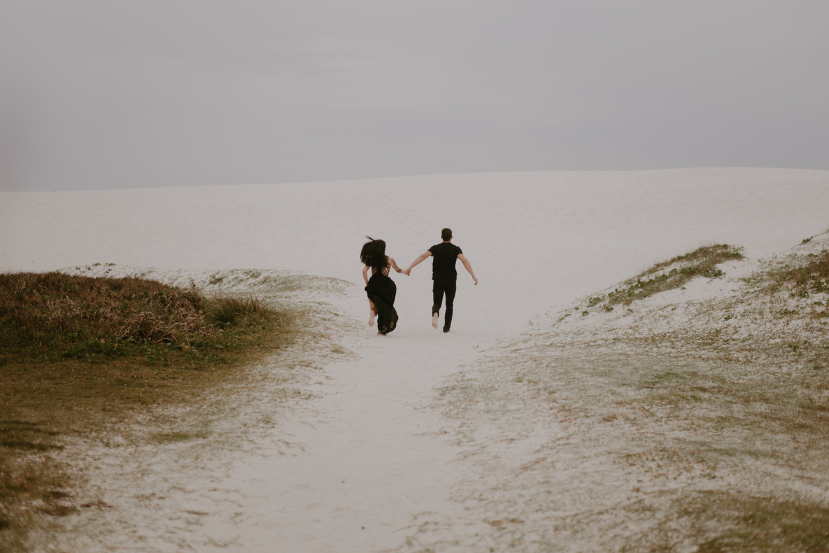 casal-correndo-dunas